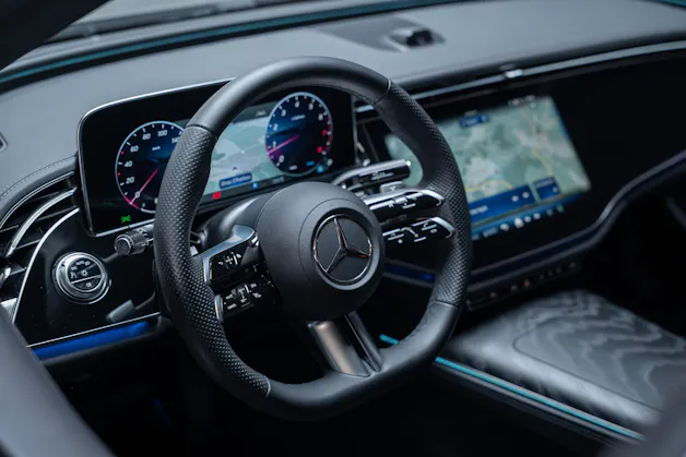 MERCEDES-BENZ E 200 AMG Line / Hyperscreen / Rückfahrkamera / el.Sitze