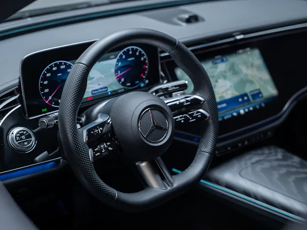 MERCEDES-BENZ E 200 AMG Line / Hyperscreen / Rückfahrkamera / el.Sitze