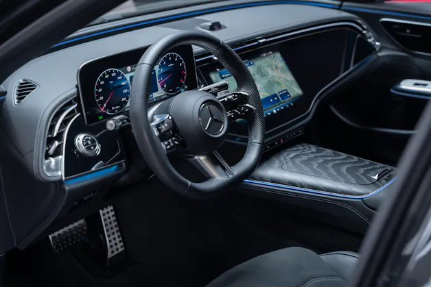 MERCEDES-BENZ E 200 AMG Line / Hyperscreen / Rückfahrkamera / el.Sitze