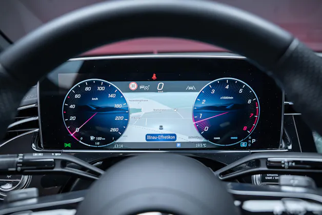 MERCEDES-BENZ E 200 AMG Line / Hyperscreen / Rückfahrkamera / el.Sitze