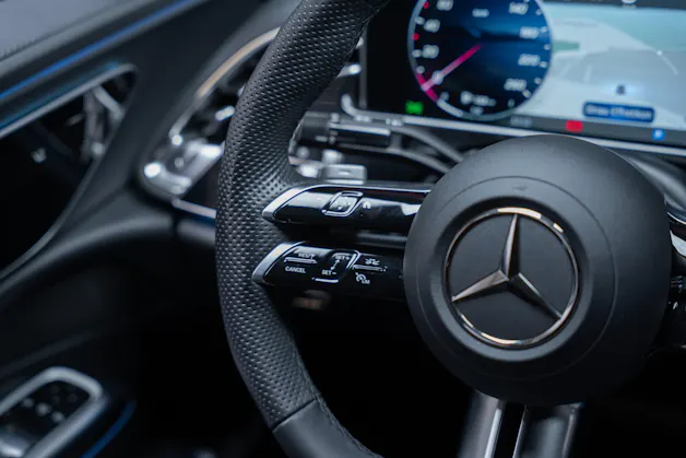 MERCEDES-BENZ E 200 AMG Line / Hyperscreen / Rückfahrkamera / el.Sitze
