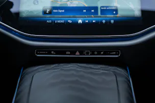 MERCEDES-BENZ E 200 AMG Line / Hyperscreen / Rückfahrkamera / el.Sitze