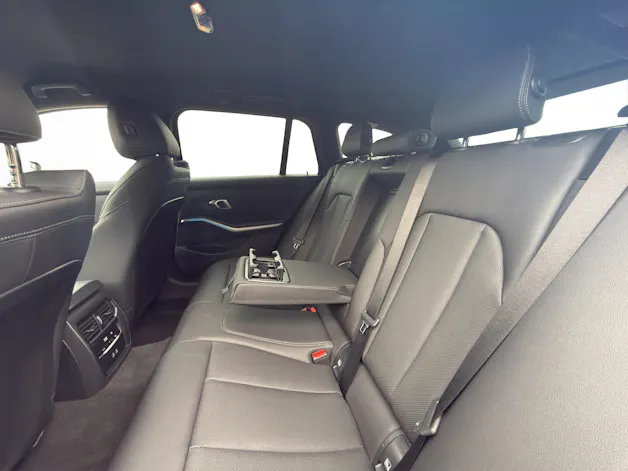 BMW 320d xDrive 48V Touring Steptronic M Sport * AHK *