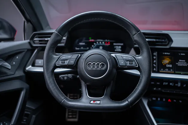 AUDI S3 Limousine 2.0 TFSI quattro S-Tronic / Sportsitze / Tempomat / Sitzheizung