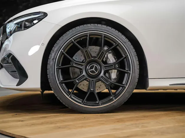 MERCEDES-BENZ E 220 d AMG Line 9G-Tronic *Werksgarantie*21" Felgen*Panorama*Lenkradheizung*