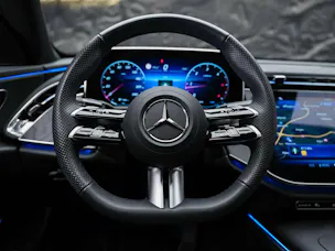 MERCEDES-BENZ E 220 AMG Line d 9G-Tronic *Werksgarantie*21" Felgen*Panorama*Lenkradheizung*