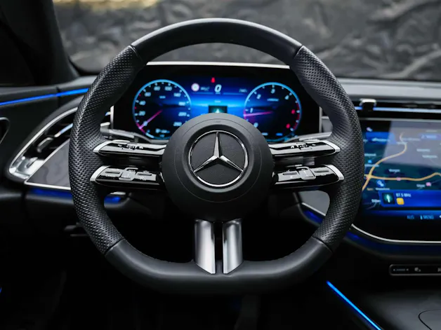 MERCEDES-BENZ E 220 d AMG Line 9G-Tronic *Werksgarantie*21" Felgen*Panorama*Lenkradheizung*