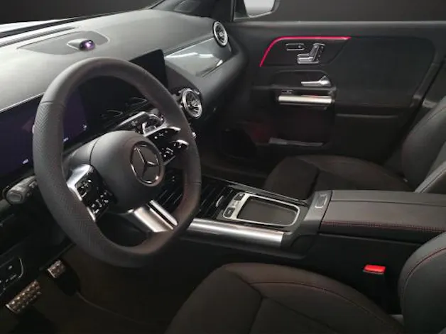 MERCEDES-BENZ GLA 200 Night Star 7G-D