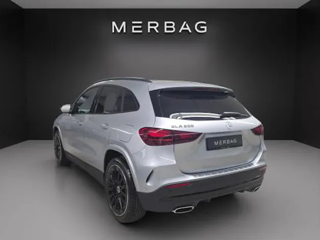 MERCEDES-BENZ GLA 200 Night Star 7G-D