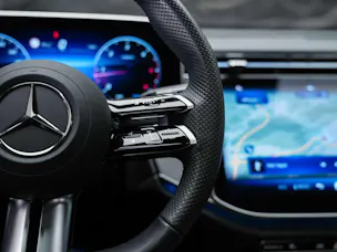 MERCEDES-BENZ E 220 d AMG Line 9G-Tronic "21" Felgen*Werksgarantie*Panorama*Lenkradheizung*