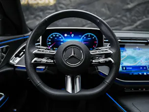 MERCEDES-BENZ E 220 d AMG Line 9G-Tronic "21" Felgen*Werksgarantie*Panorama*Lenkradheizung*