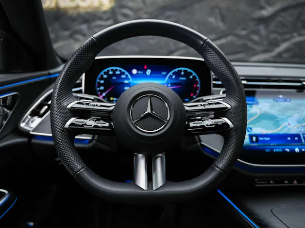 MERCEDES-BENZ E 220 d AMG Line 9G-Tronic "21" Felgen*Werksgarantie*Panorama*Lenkradheizung*