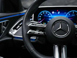 MERCEDES-BENZ E 220 d AMG Line 9G-Tronic "21" Felgen*Werksgarantie*Panorama*Lenkradheizung*