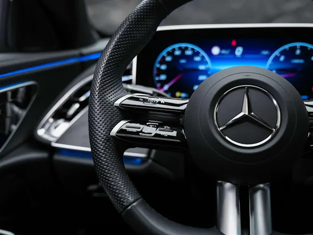 MERCEDES-BENZ E 220 d AMG Line 9G-Tronic "21" Felgen*Werksgarantie*Panorama*Lenkradheizung*
