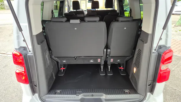 PEUGEOT Traveller Business Short Aut-8 KMU Helvetia