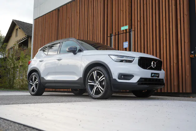 VOLVO XC40 B5 BENZIN MILD HYBRID AWD R-DESIGN ULTIMATE GEARTRONIC l 250 PS