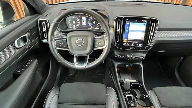VOLVO XC40 B5 BENZIN MILD HYBRID AWD R-DESIGN ULTIMATE GEARTRONIC l 250 PS