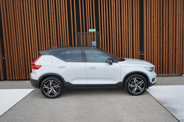 VOLVO XC40 B5 BENZIN MILD HYBRID AWD R-DESIGN ULTIMATE GEARTRONIC l 250 PS