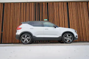 VOLVO XC40 B5 BENZIN MILD HYBRID AWD R-DESIGN ULTIMATE GEARTRONIC l 250 PS
