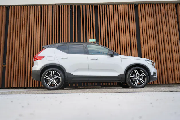 VOLVO XC40 B5 BENZIN MILD HYBRID AWD R-DESIGN ULTIMATE GEARTRONIC l 250 PS