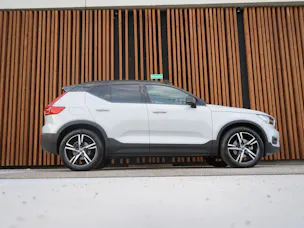 VOLVO XC40 B5 BENZIN MILD HYBRID AWD R-DESIGN ULTIMATE GEARTRONIC l 250 PS