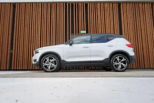 VOLVO XC40 B5 BENZIN MILD HYBRID AWD R-DESIGN ULTIMATE GEARTRONIC l 250 PS