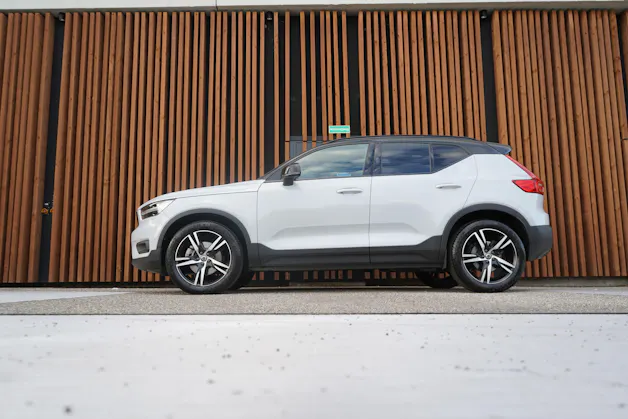 VOLVO XC40 B5 BENZIN MILD HYBRID AWD R-DESIGN ULTIMATE GEARTRONIC l 250 PS