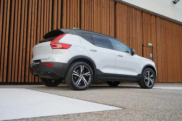 VOLVO XC40 B5 BENZIN MILD HYBRID AWD R-DESIGN ULTIMATE GEARTRONIC l 250 PS