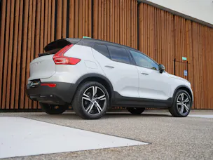 VOLVO XC40 B5 BENZIN MILD HYBRID AWD R-DESIGN ULTIMATE GEARTRONIC l 250 PS