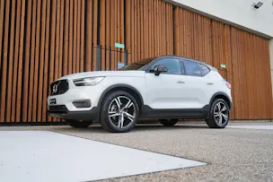 VOLVO XC40 B5 BENZIN MILD HYBRID AWD R-DESIGN ULTIMATE GEARTRONIC l 250 PS