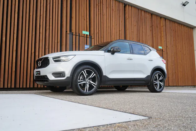 VOLVO XC40 B5 BENZIN MILD HYBRID AWD R-DESIGN ULTIMATE GEARTRONIC l 250 PS