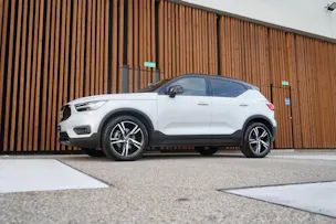 VOLVO XC40 B5 BENZIN MILD HYBRID AWD R-DESIGN ULTIMATE GEARTRONIC l 250 PS