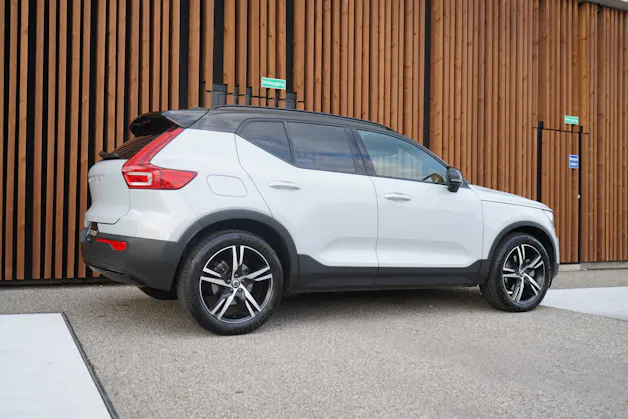 VOLVO XC40 B5 BENZIN MILD HYBRID AWD R-DESIGN ULTIMATE GEARTRONIC l 250 PS