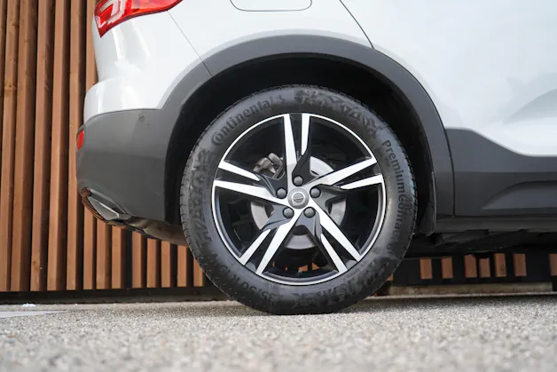 VOLVO XC40 B5 BENZIN MILD HYBRID AWD R-DESIGN ULTIMATE GEARTRONIC l 250 PS