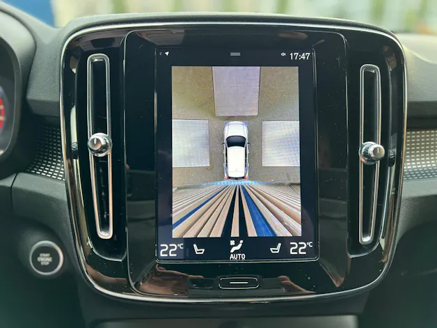 VOLVO XC40 B5 BENZIN MILD HYBRID AWD R-DESIGN ULTIMATE GEARTRONIC l 250 PS