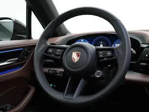 PORSCHE Macan 4