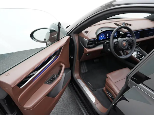 PORSCHE Macan 4