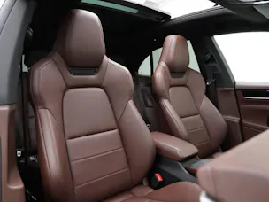 PORSCHE Macan 4