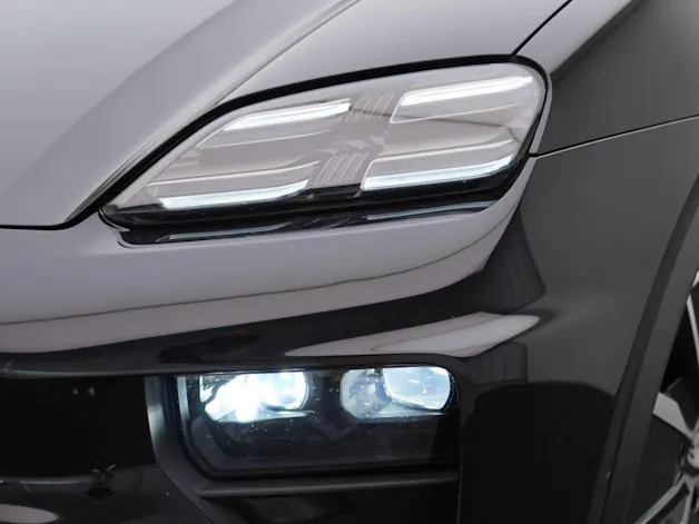 PORSCHE Macan 4