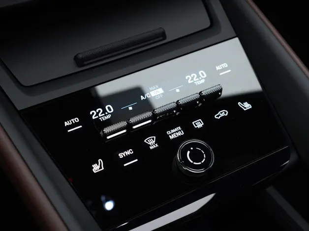 PORSCHE Macan 4