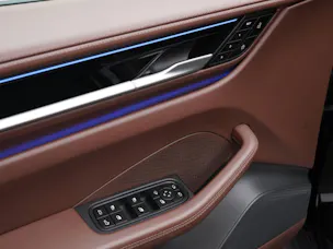PORSCHE Macan 4