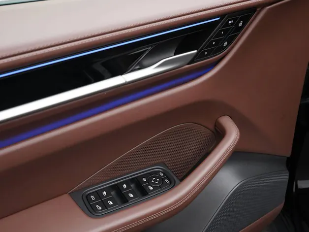 PORSCHE Macan 4
