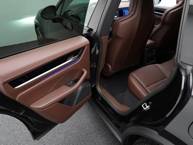 PORSCHE Macan 4