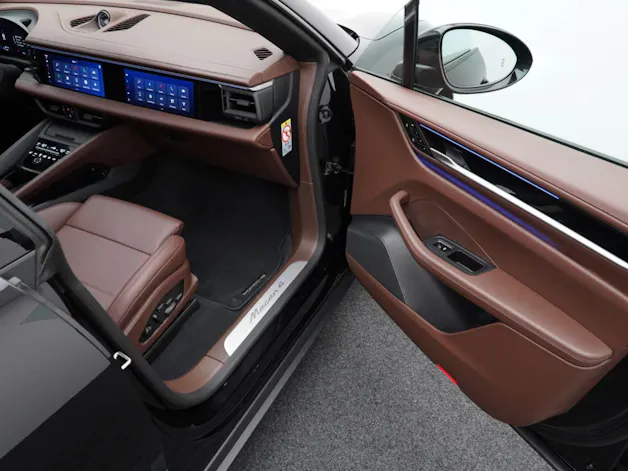 PORSCHE Macan 4