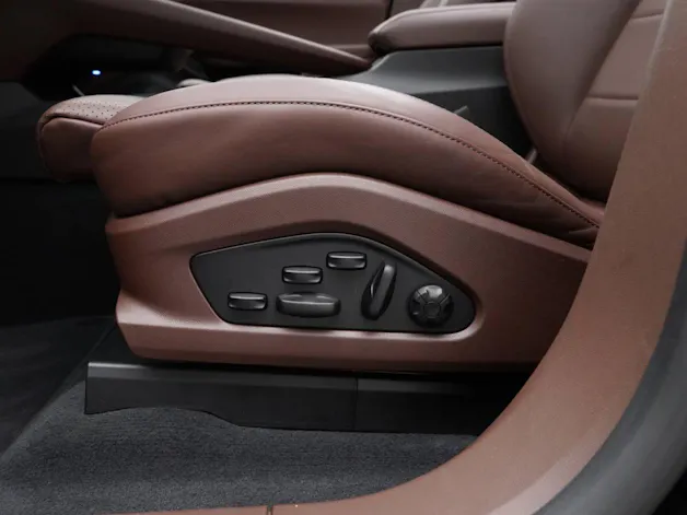 PORSCHE Macan 4