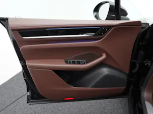 PORSCHE Macan 4