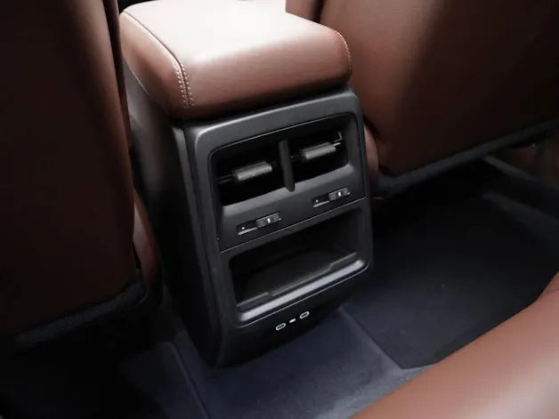 PORSCHE Macan 4