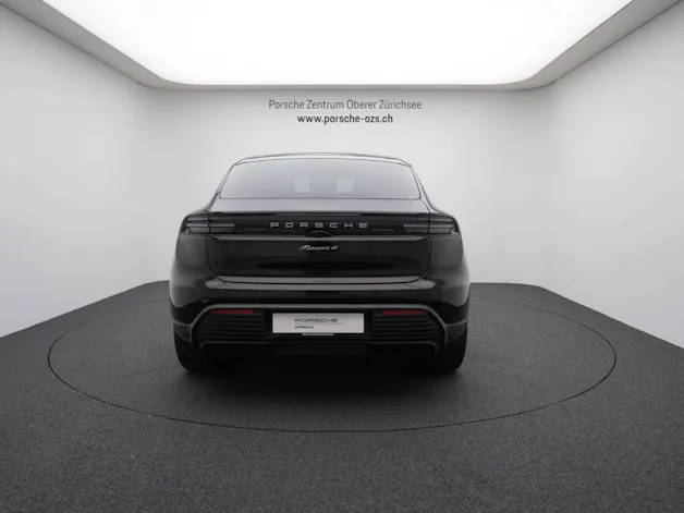 PORSCHE Macan 4