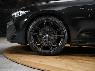 BMW 320i xDrive Steptronic M Sport Pro *ALL BLACK*Facelift*Werksgarantie*20" Felgen*Harman/Kardon*