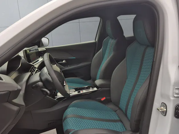 PEUGEOT 2008 1.2 Hybrid 145 Envy